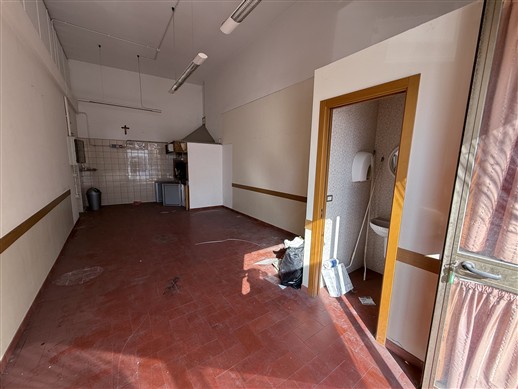 Locale Commerciale Angolare, 3 Vetrine, 2 Bagni. Con Canna Fumaria.
